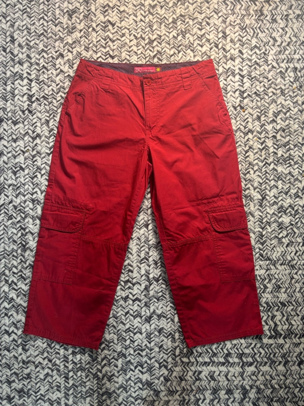 Like New Vintage Y2K / 2000s SO Women’s Red Cargo Capris Size 5 Small/ Medium